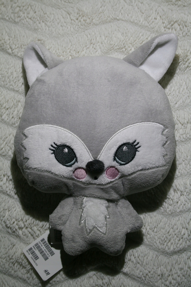 Maskot VLK NOVINKA S ŠTÍTOKMI